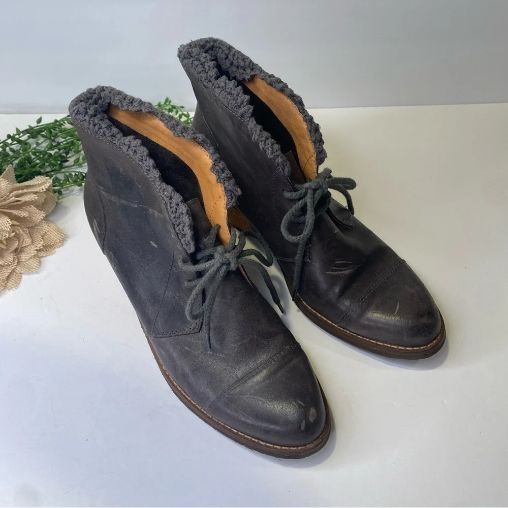 LaTigo Kat Leather Lace Up Ankle Boots in Grey Taupe Size 8M